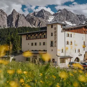 Passo Tre Croci Cortina Hotel